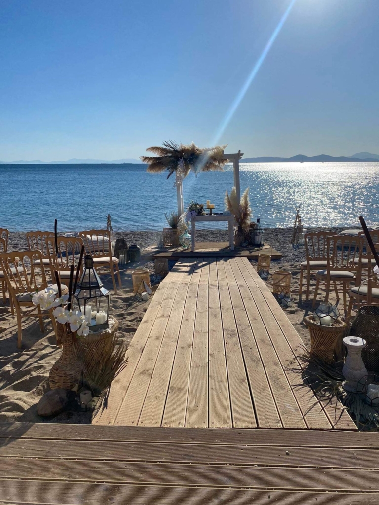 Διάδρομος τελετής πάνω στην άμμο προς τη θάλασσα