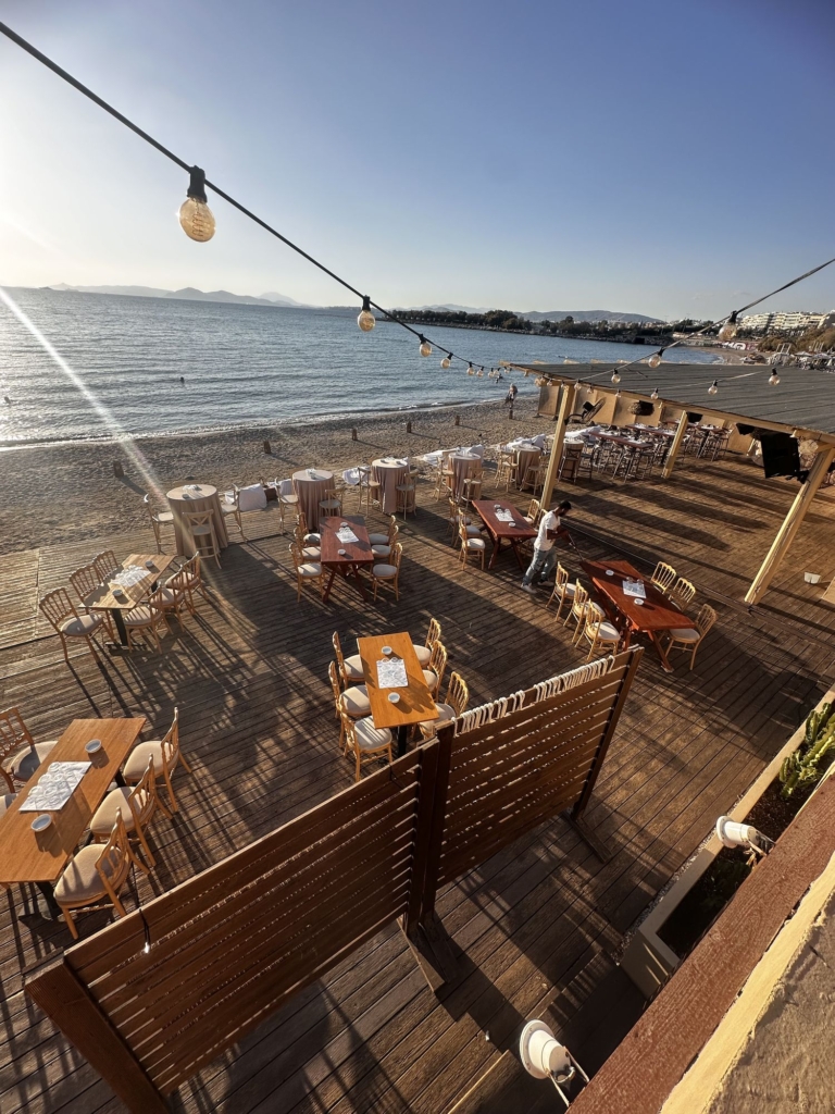 Το deck του Rubirosa δίπλα στην παραλία