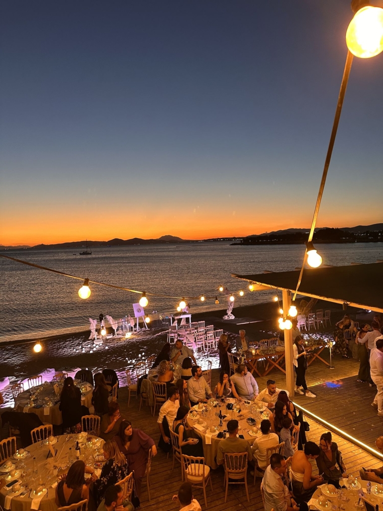 Βραδινή δεξίωση με φώτα πάνω από τη θάλασσα