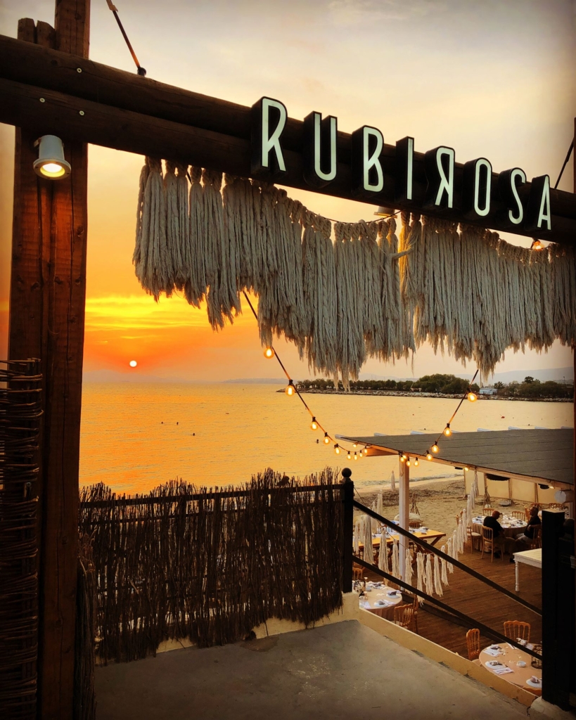 Η πινακίδα Rubirosa στο ηλιοβασίλεμα
